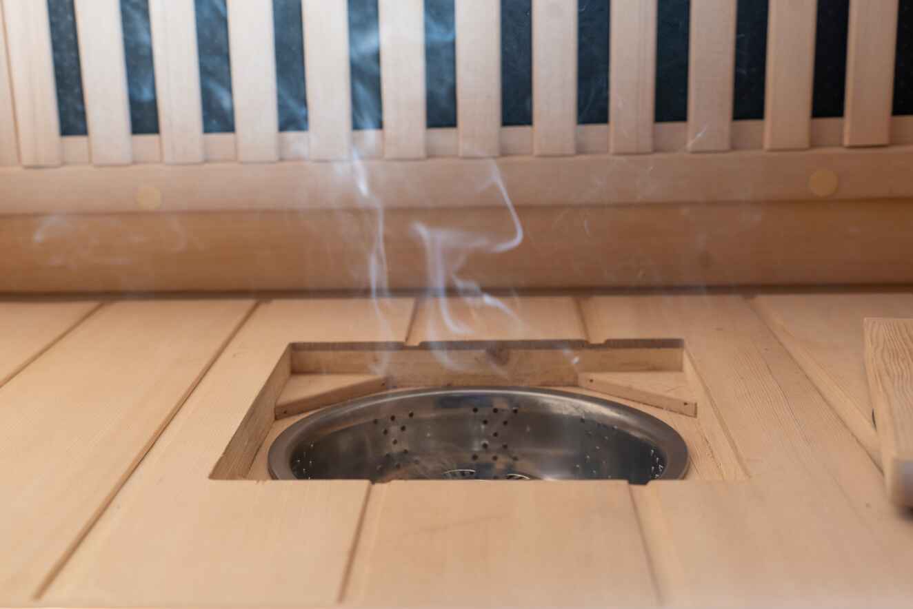 ແນວໂນ້ມທົ່ວໂລກ Moxibustion Saunas ຂອງຈີນໄປທົ່ວໂລກ Moxibustion ເຊື່ອງໄວ້ພາຍໃຕ້ cushions